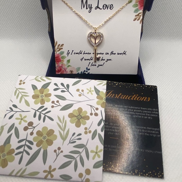 Beautiful Gold Key Pendant - Picture 1 of 4